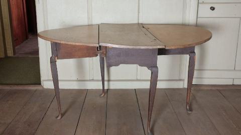 Drop leaf table