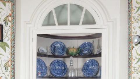 Corner cupboard