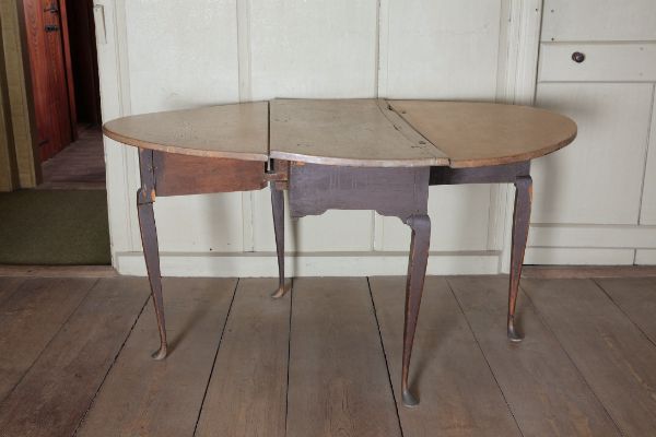Drop leaf table