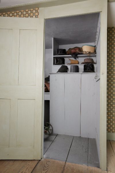 Middle chamber