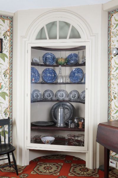 Corner cupboard